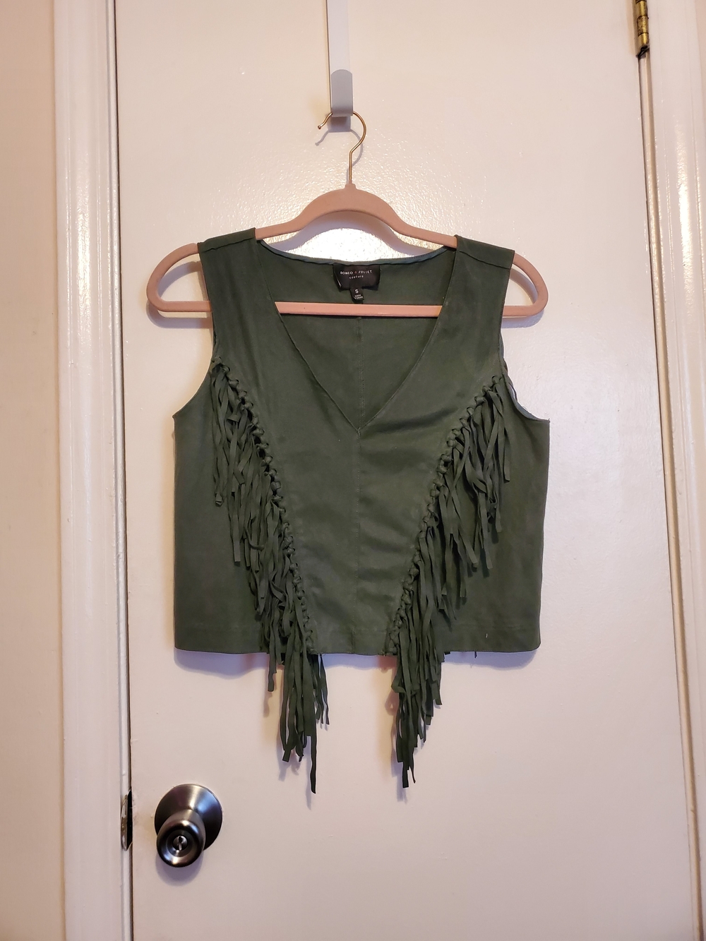 Romeo And Juliet Couture Suede Fringe V-Neck Crop Top - Olive Green